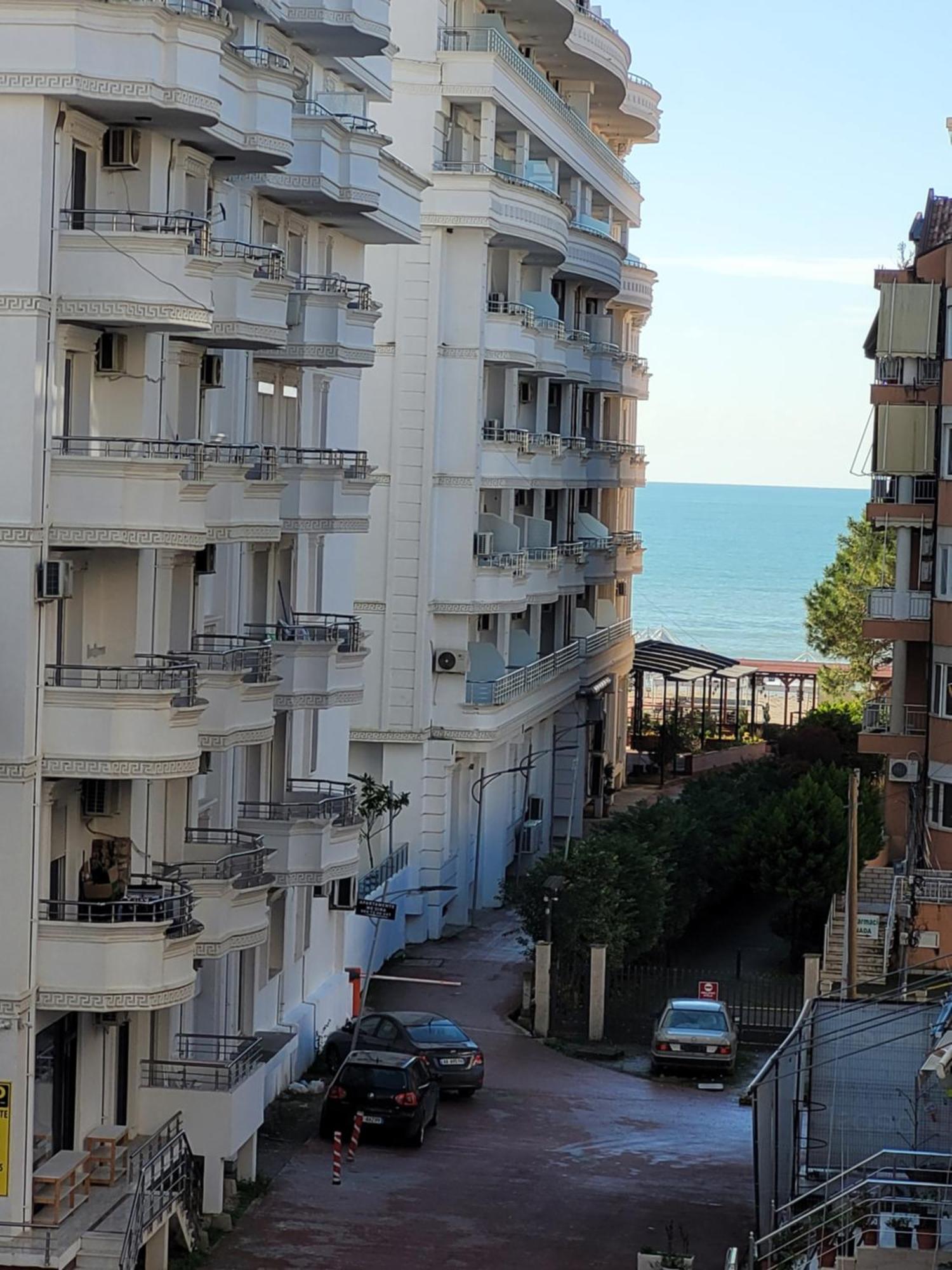 Orange Apartment *